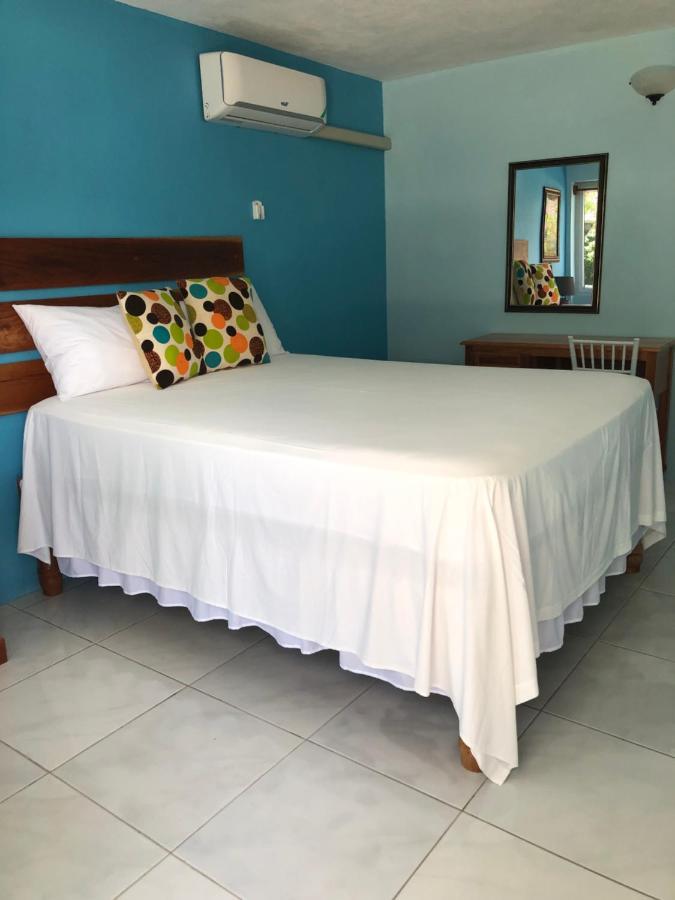 Airport Beach Hotel Montego Bay Eksteriør bilde