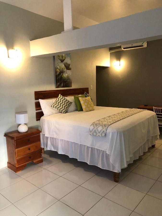 Airport Beach Hotel Montego Bay Eksteriør bilde